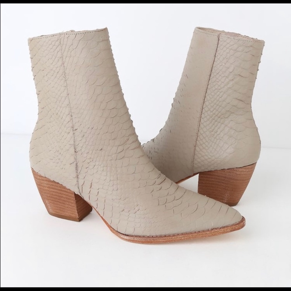 Matisse Caty Ivory Snake Boots- like new
